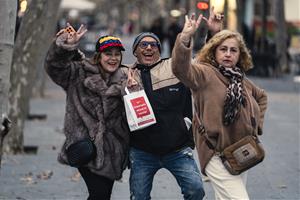 Veneçolans celebrant la detenció de Maduro a la Rambla de la Pau. Amadeu Torné Güell