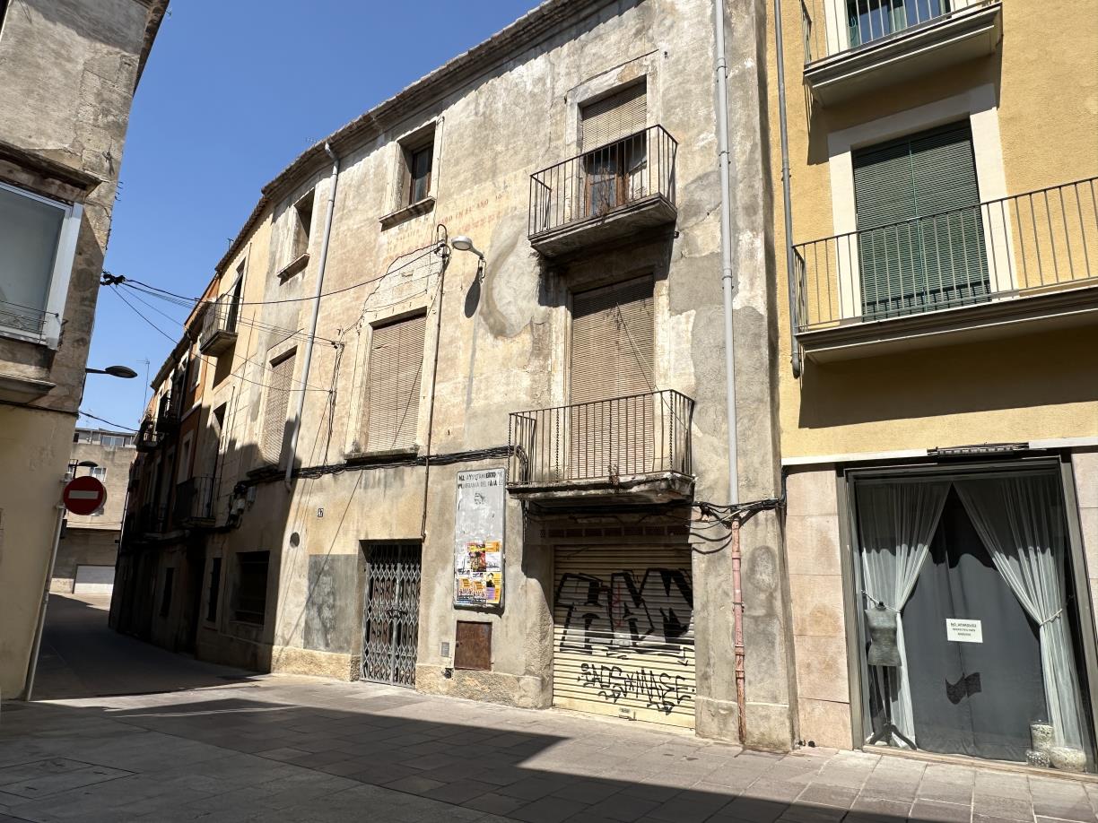 Vilafranca impulsa una nova promoció d'habitatges de lloguer amb serveis per a la gent gran a l'antiga escola Cal Mencia. Ajuntament de Vilafranca