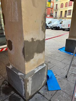 Vilafranca inicia els treballs de manteniment i neteja dels espais porxats del centre