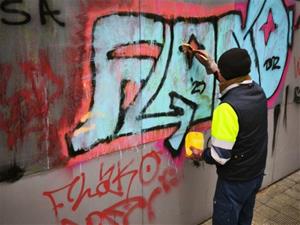 Vilanova i la Geltrú activa un pla de xoc per eliminar pintades, netejar monuments i retirar xiclets del paviment. Ajuntament de Vilanova