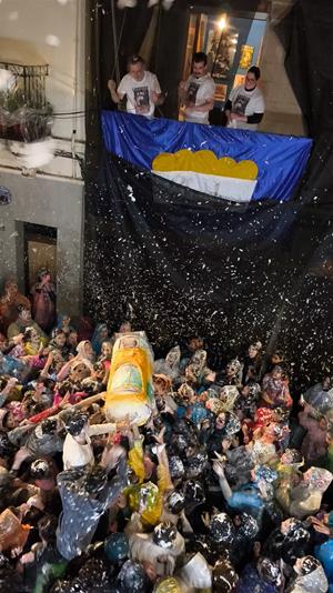 Vilanova i la Geltrú celebra una Merengada endarrerida pel vent però multitudinària