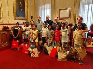 Vilanova i la Geltrú dona la benvinguda als infants sahrauís del programa Vacances en Pau