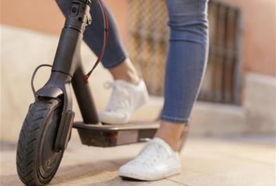 Vilanova reforça els controls als patinets amb la campanya “Peu a terra. Respecta el vianant”. Ajuntament de Vilanova
