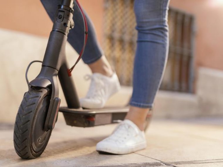 Vilanova reforça els controls als patinets amb la campanya “Peu a terra. Respecta el vianant”. Ajuntament de Vilanova