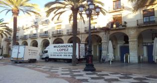 GRAN TRASLADO   EN PLAZA DE LA  VILA   ,  6 PERS  CON ELEVADOR,  CAMION Y REMOLQUE