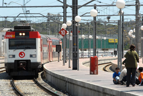 El president de la Generalitat obre la porta perquè la companyia ferroviària francesa opti a gestionar Rodalies Renfe i adverteix des de París que l'operadora SNCF té 