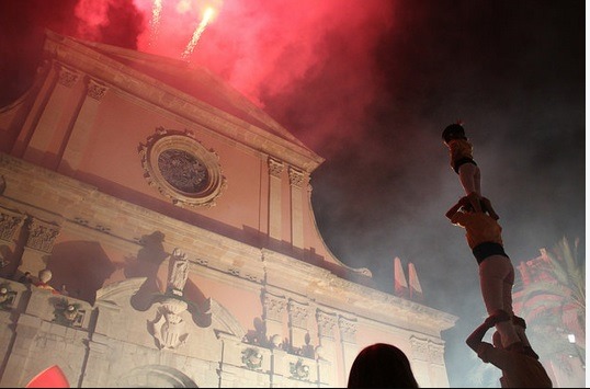 Amb l'arribada de les festes majors, el debat sobre la seva laïcitat torna a la primera plana i es qüestionen actes que molts consideren anacrònics, com les processons o el fet de la renovació del vot del poble com una verge, en aquest cas, la Verge de les Neus, a Vilanova i la Geltrú.