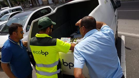 L’Ajuntament de Calafell ha identificat sis veïns que han llençat la brossa al carrer sense utilitzar els contenidors habituals. Ho ha fet regirant les bosses d’escombraries en un dispositiu desplegat aquest matí a la zona de Calafell Platja amb treballadors del servei de recollida de la brossa