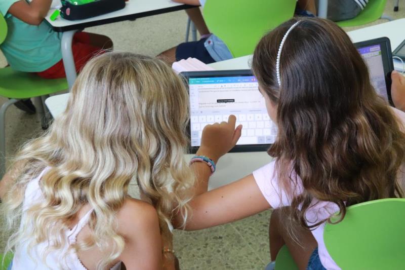 Creus que és encertada la prohibició del mòbil a les escoles i instituts?