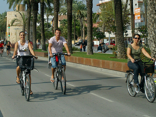 Passeig en bici per la façana maritima de Vilanova.